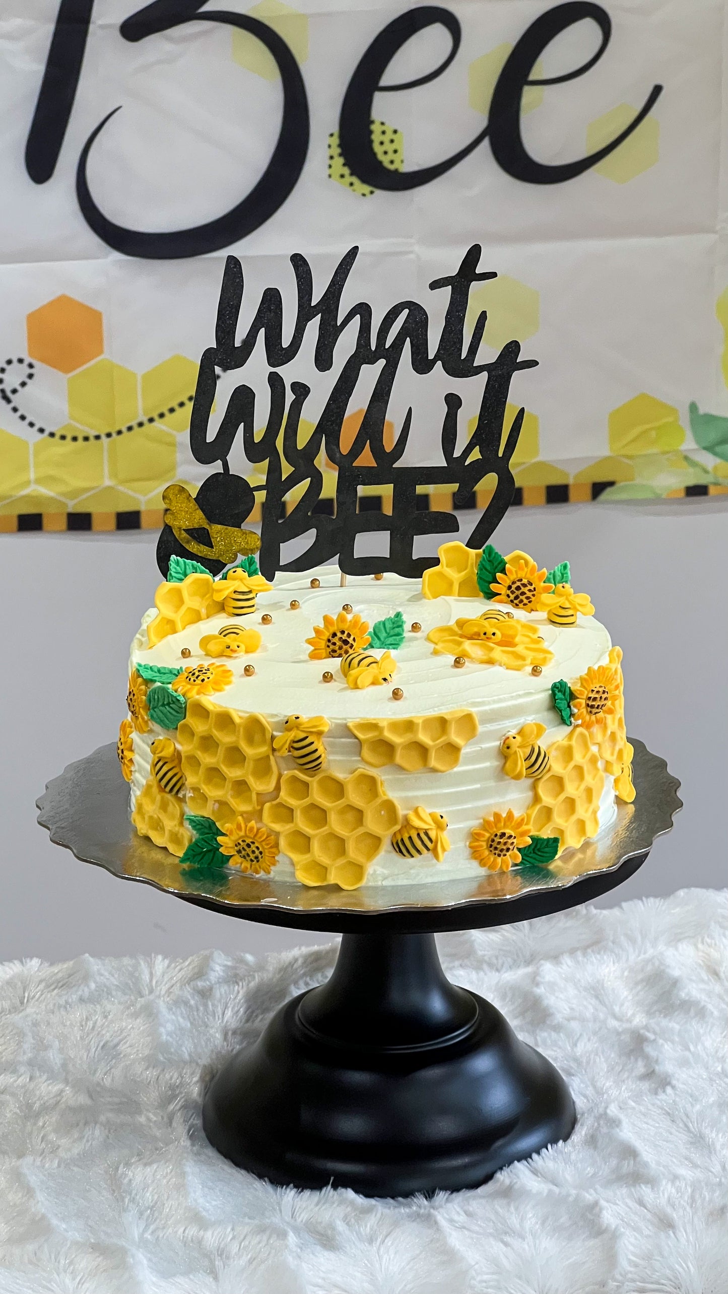 Gender Reveal Cake - What will it Bee?